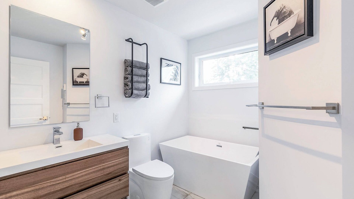 Lafleche Apartment | Newly Built Modern Family 3 BR Free Parkingnn