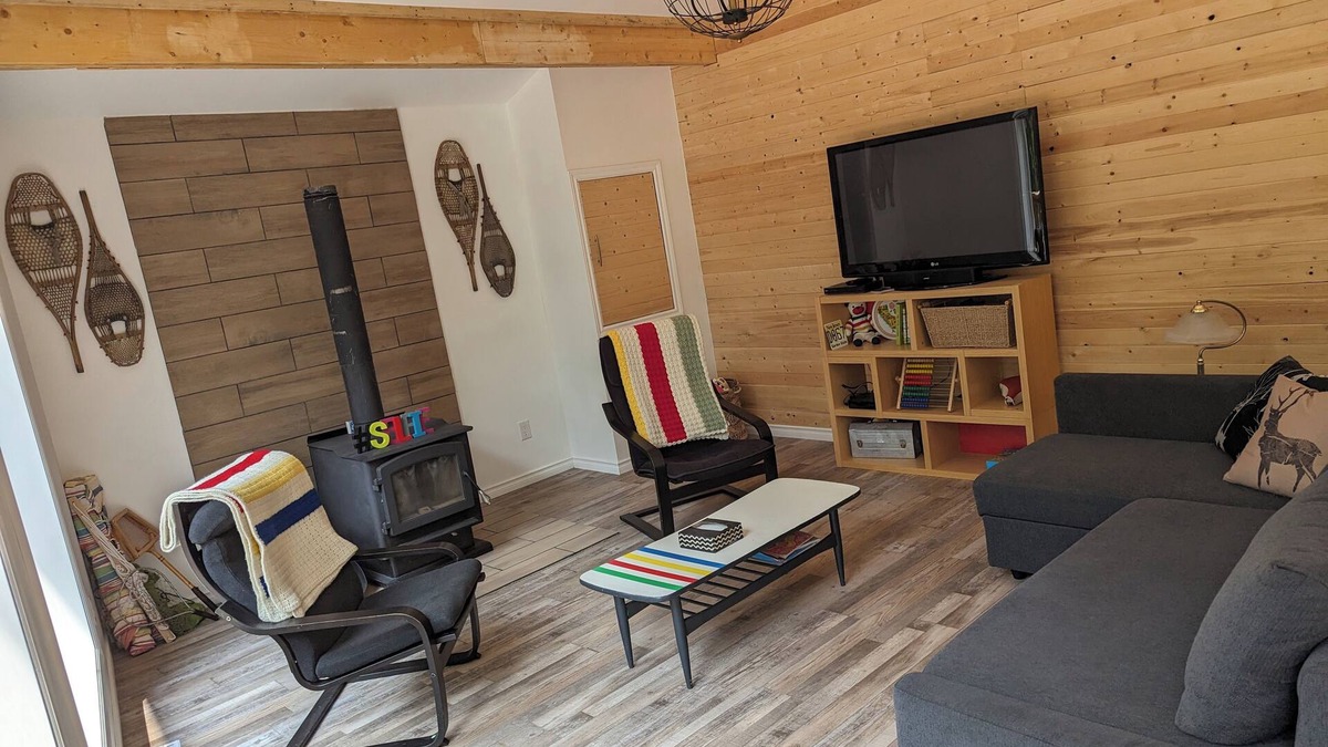 Hecla-Grindstone Provincial Park Cottage | Newly built, quiet family friendly cottage 2 min walk to Lake Wpg close to Hecla