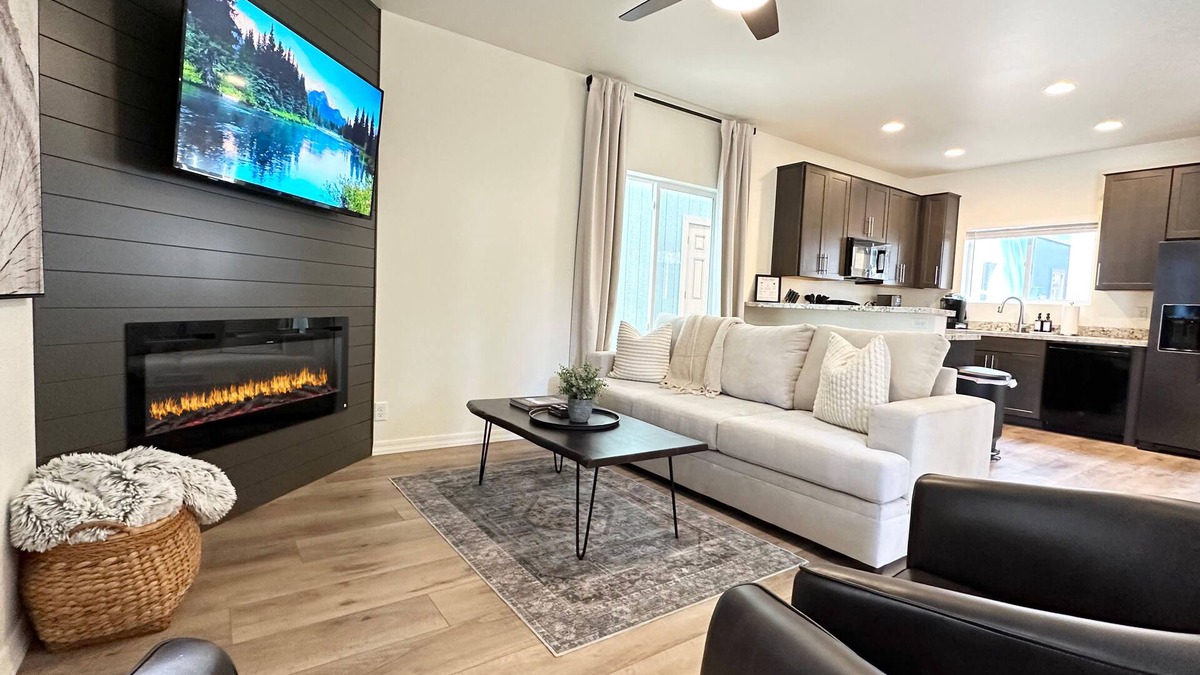 Flagstaff House | Newly Constructed 2 BR Bungalow in the Pines w/Cozy Fireplace -Central Location