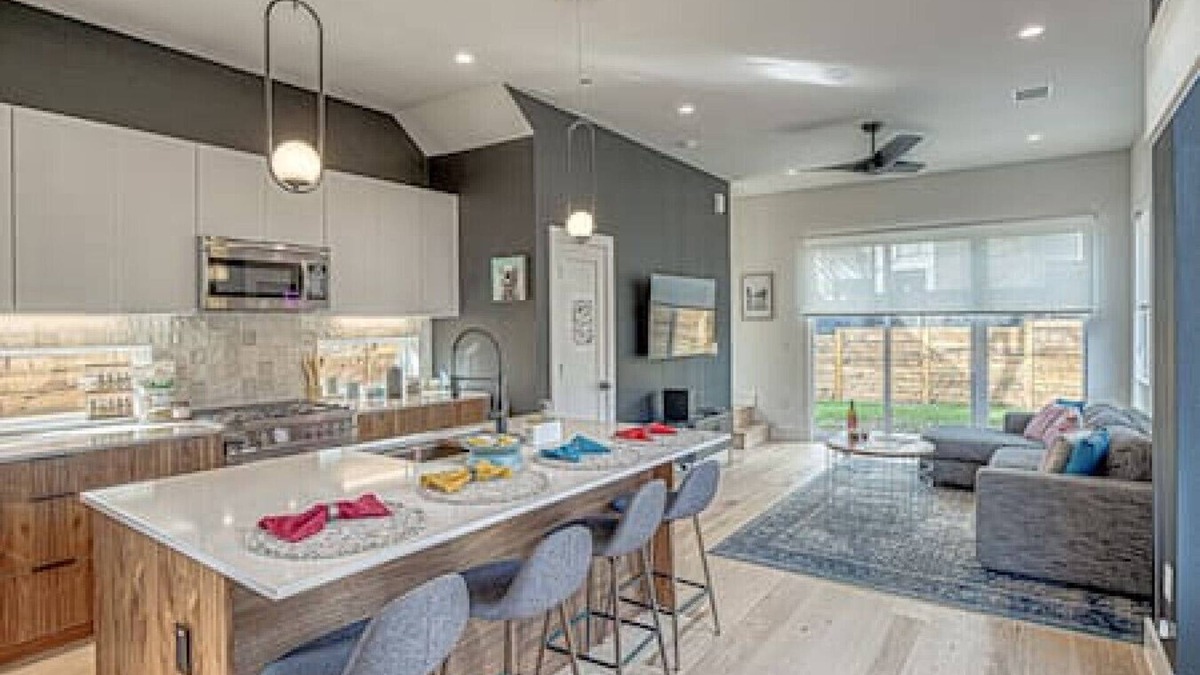 Chestnut House | Newly Constructed 2 BDRM I Work Remotely mins to DT/Airport/Top SXSW Spots!