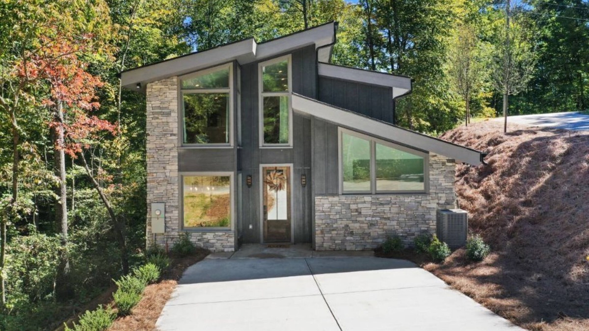 Foxfire Estates Cabin | Newly Constructed Modern Farmhouse, Hot Tub, Outdoor Covered Fireplace, Creek
