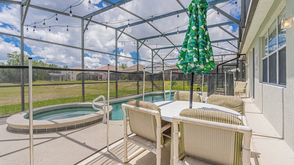 Windwood Bay House | Newly decorated 4 bedroom Pool Home w/2 Masters, Games Room & Conservation View. Near Disney