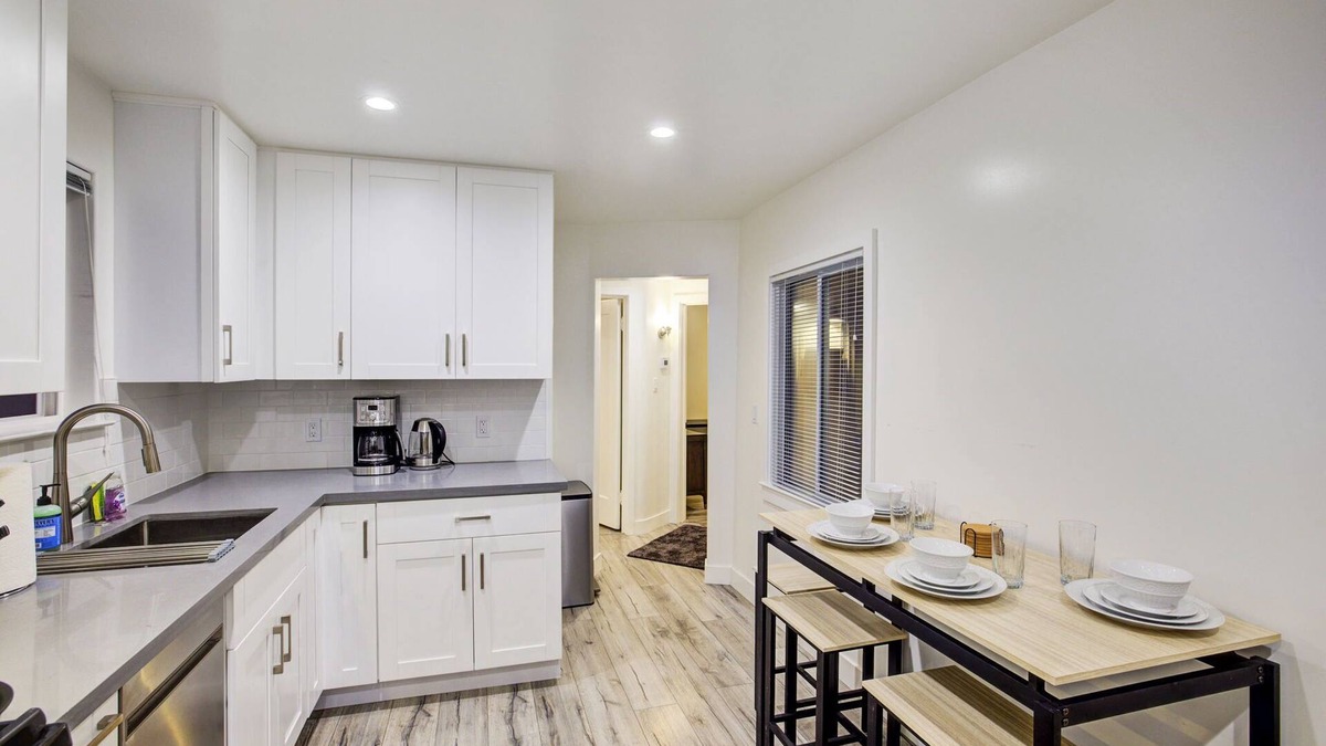 Downtown Cottage | NEWLY FURNISHED! RECENTLY RENOVATED! CUTE SPACE! CLOSE TO SFO!