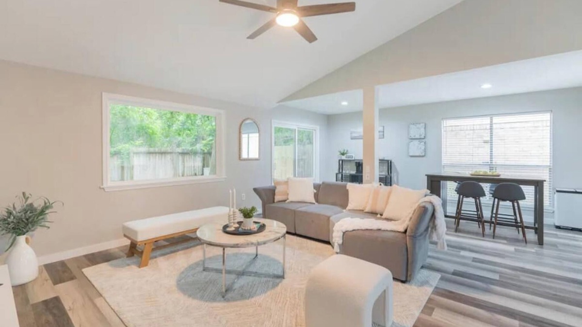 Panther Creek House | Newly furnished 1 story + Office Desk in Woodlands