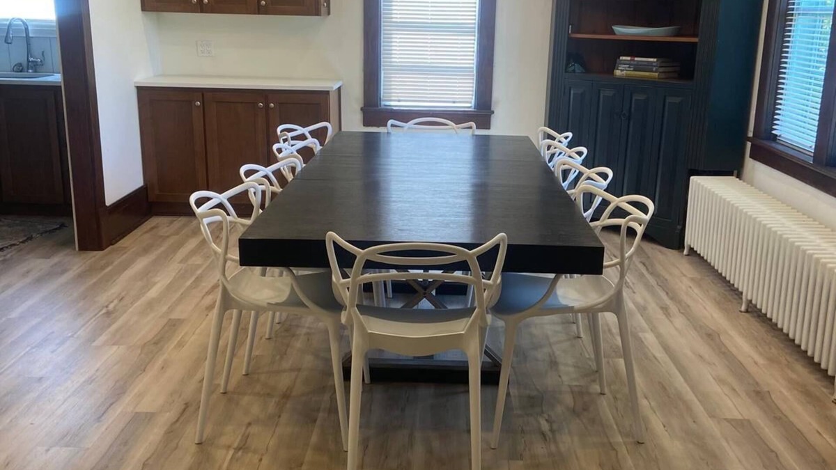 Niagara Falls House | Newly Listed 4-bedroom , 2 bath house with WiFi, AC 10 minute walk to the Falls!