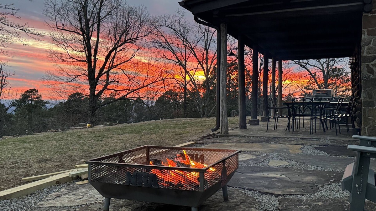 Clarksville House | Newly Listed Iron Mountain View Getaway