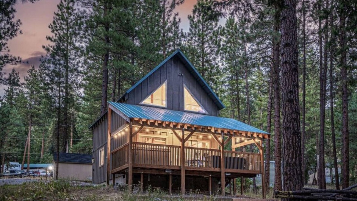 Leavenworth Cabin | Newly owned Cabin w/private hot tub, A/C & covered deck - Dog Friendly!