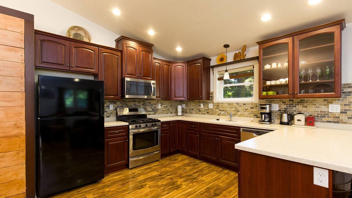 Humboldt Hill House | Newly Re-listed!🌲🏡 Hillcrest Hideaway- Tucked Away Cozy Comfort and Convenience 🌳