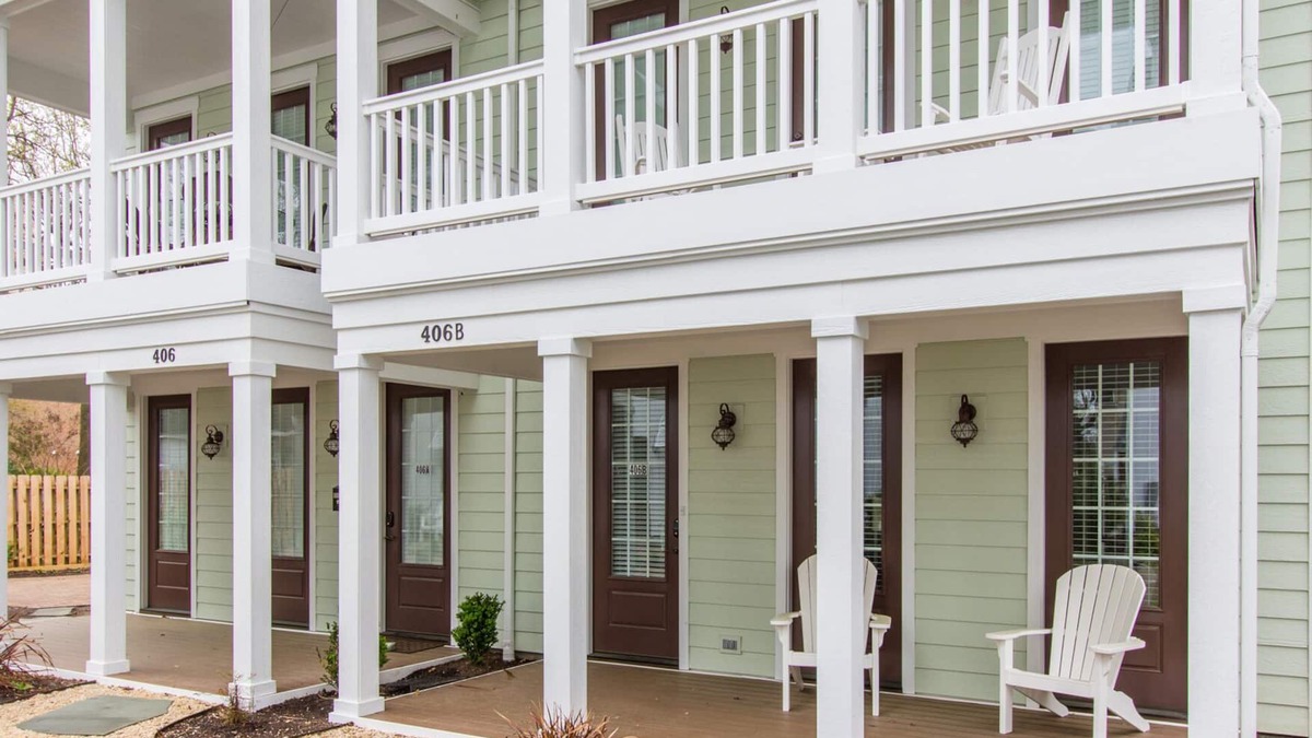 Northeast Virginia Beach House | Newly Refreshed 2 BR Townhouse Walking Distance to the Beach and Boardwalk (406A)