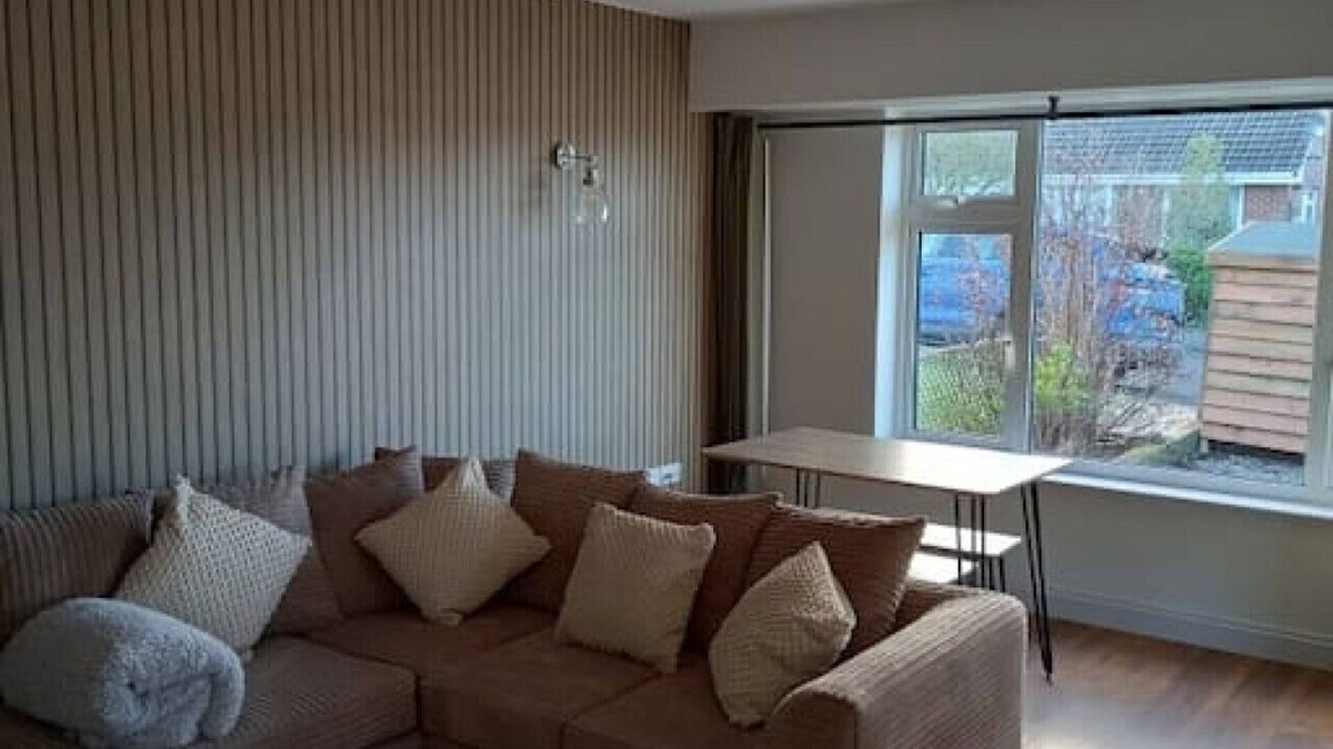 Woolavington House | Newly refurbed 2 bedroom bungalow and free parking