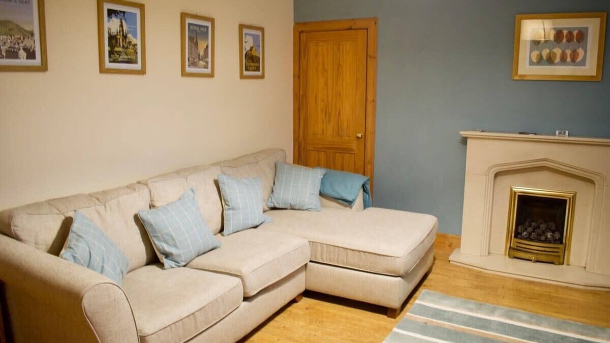Restalrig Apartment | Newly Refurbed Home with Free Parking