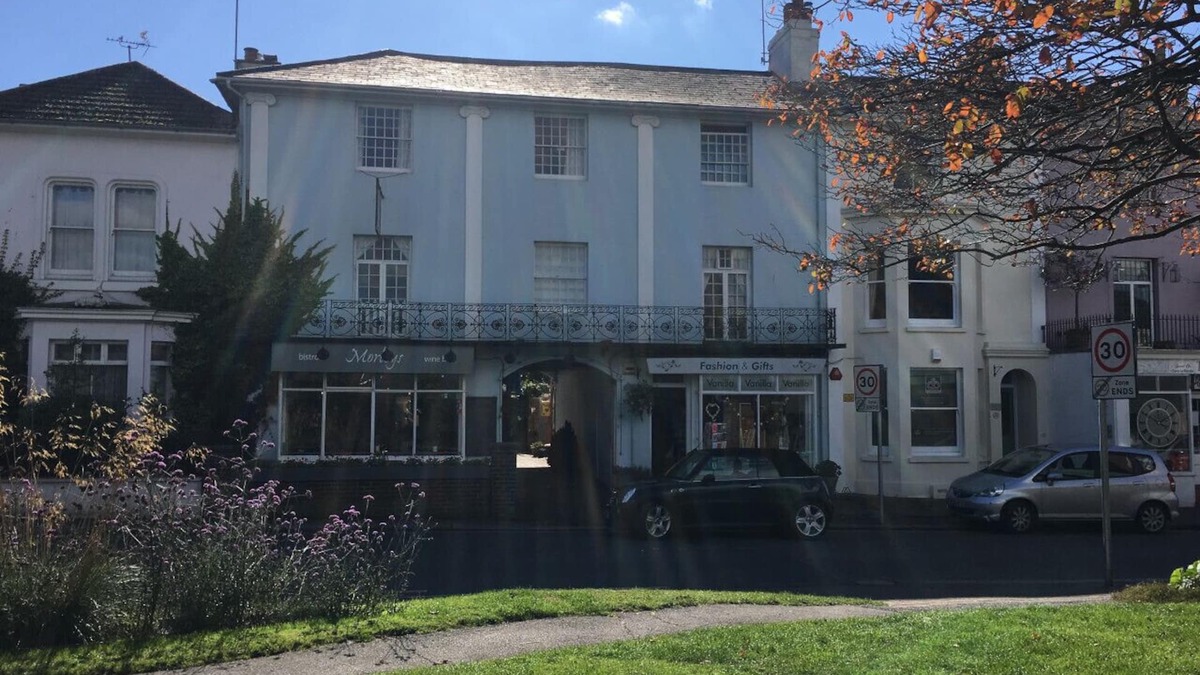 Hurstpierpoint House | Newly refurbished en-suite double room village location