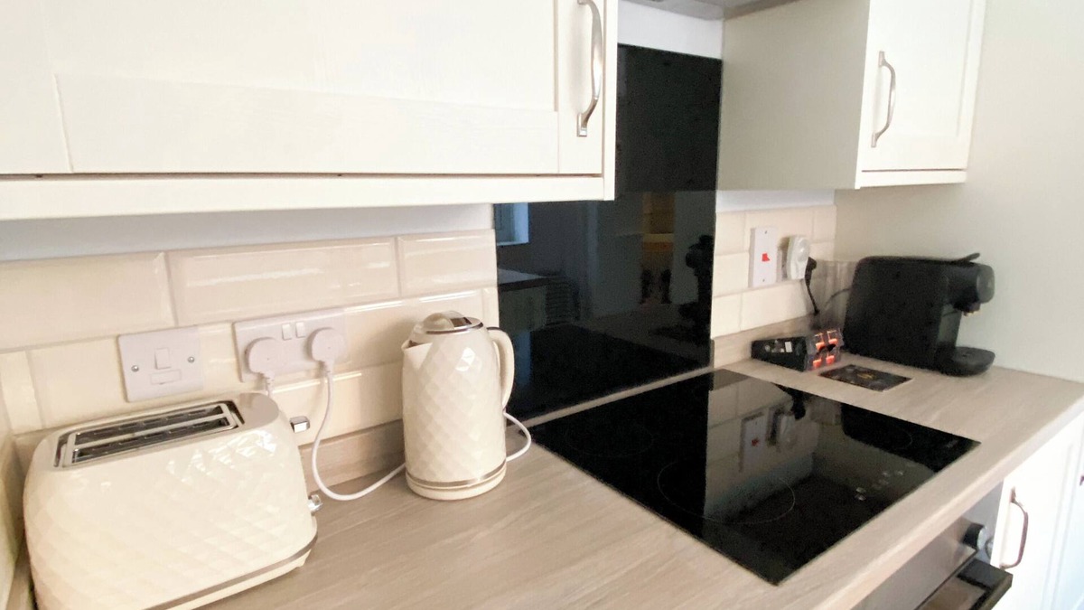 Worksop House | Newly Refurbished 2-Bed with Patio, Netflix & Wi-Fi