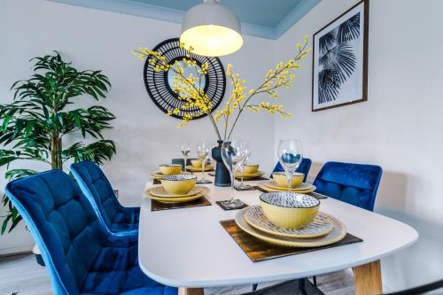 Kirkby Apartment | Newly Refurbished 3 Double Bedroom Knowsley Liverpool Townhouse