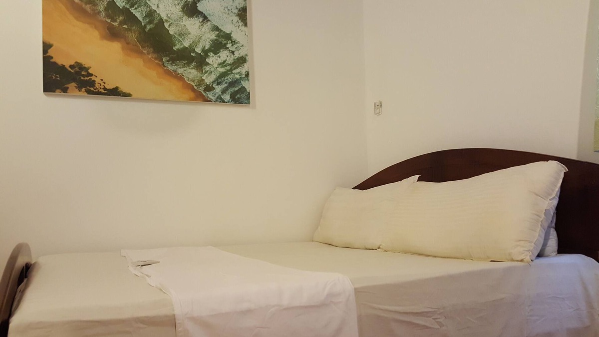 Sri Jayawardenepura Kotte Villa | Newly refurbished luxury Lodge in a calm tree-lined, upper-class neighborhood