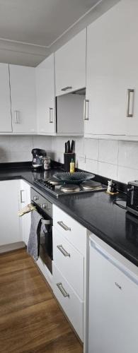 Slough Apartment | Newly refurbished near Windsor Maidenhead and Reading 20 minutes train to London with parking