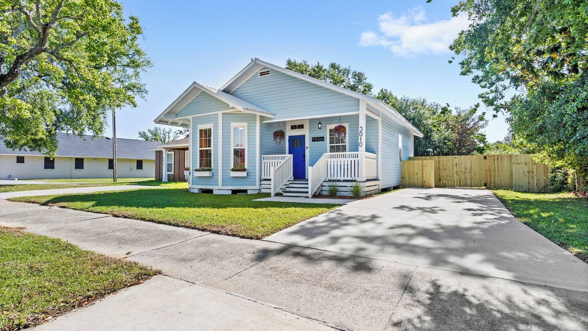 Gulfport House | Newly Remodeled 2-bedroom Blue Bungalow in downtown Gulfport