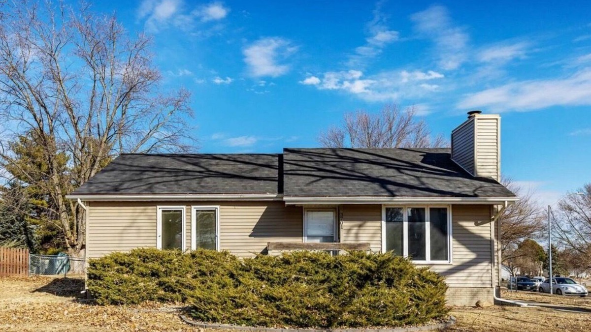 Urbandale House | Newly remodeled 3-bedroom ranch with pool table, patio, and grill in Urbandale.