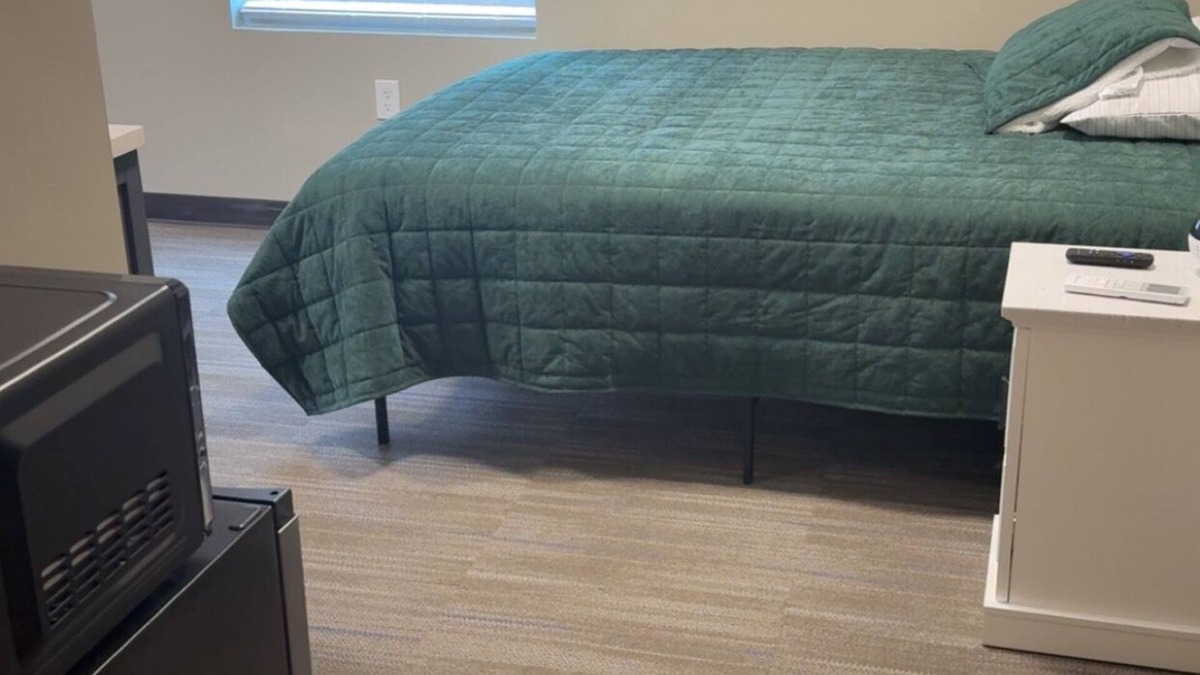 Mattoon Hotel | Newly Remodeled! - A4 Queen Rm Private Bathroom, Shared Shower (Lockable)