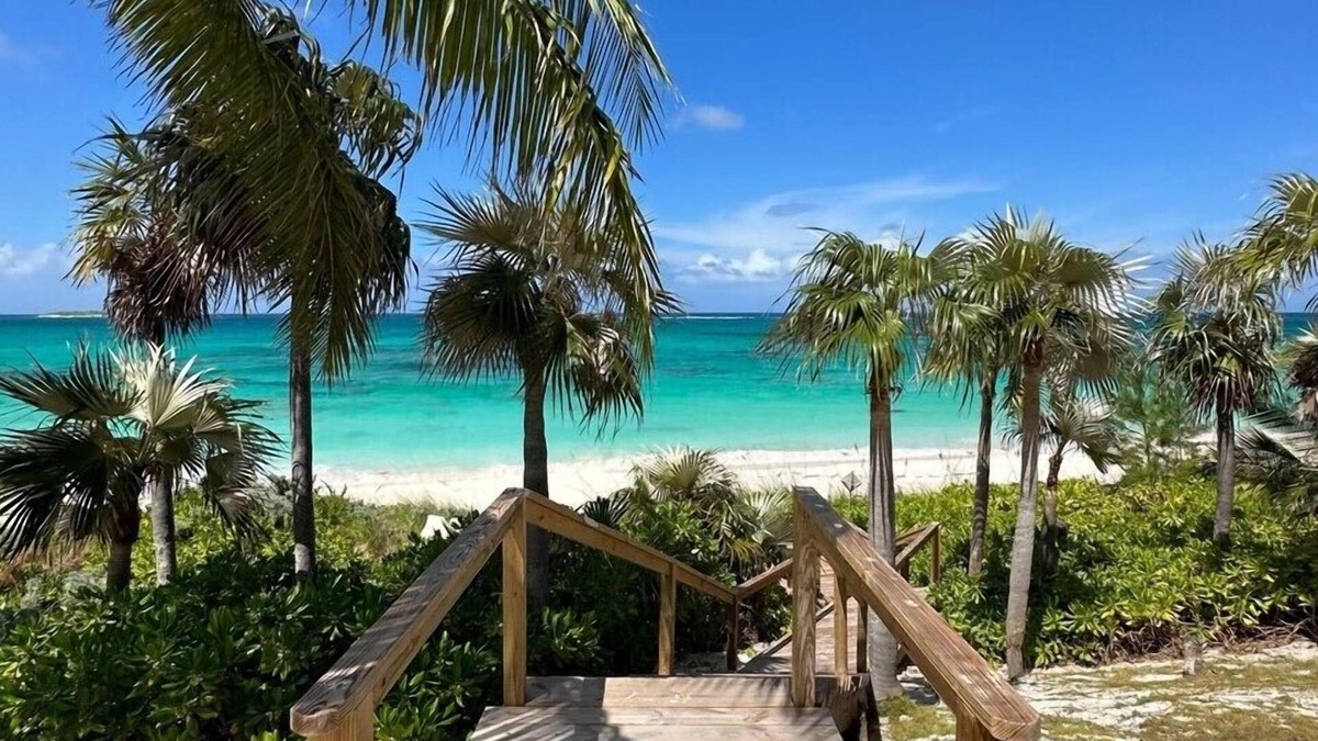 Double Bay House | Newly Remodeled Beachfront House on Pink-Sand Double Bay Beach