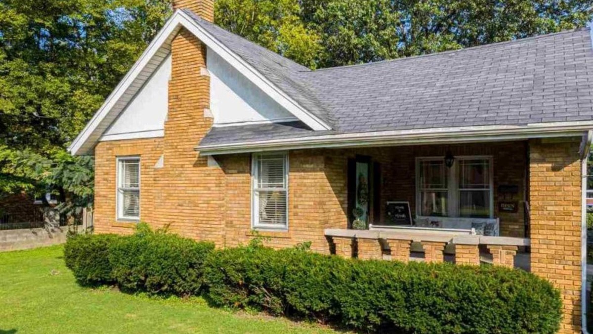 Paducah House | Newly Remodeled Brick Home in the middle of town.