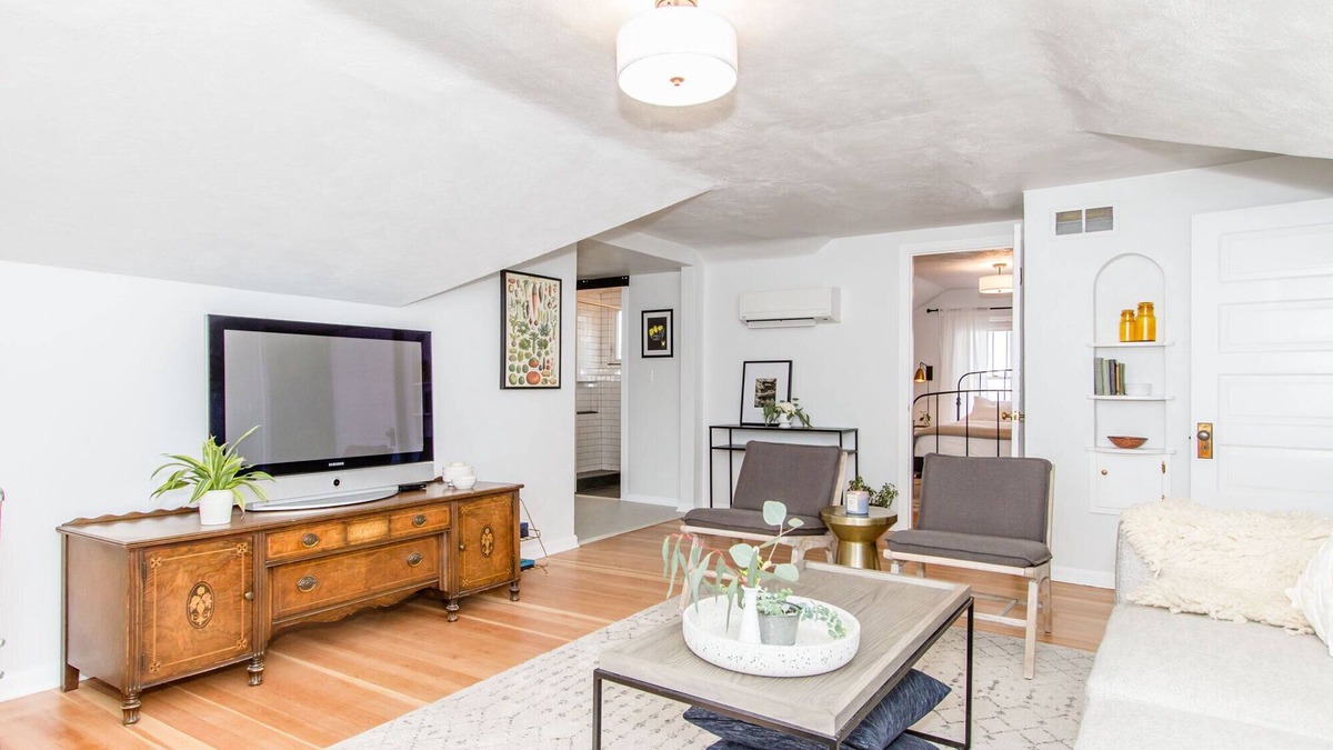North End Apartment | Newly Remodeled Bungalow One Bedroom One Bath
