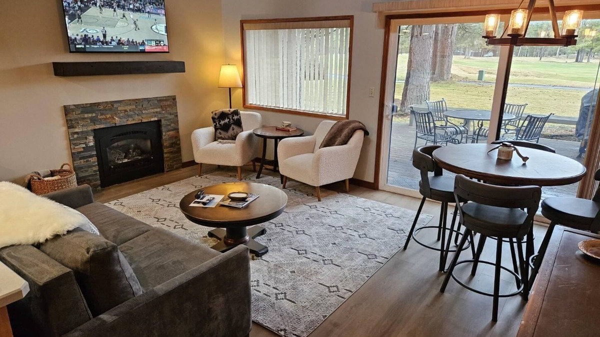 Overlook Park Condo | Newly Remodeled Condo on Golf Course, A/C, Pet Friendly, SHARC passes, Bikes.