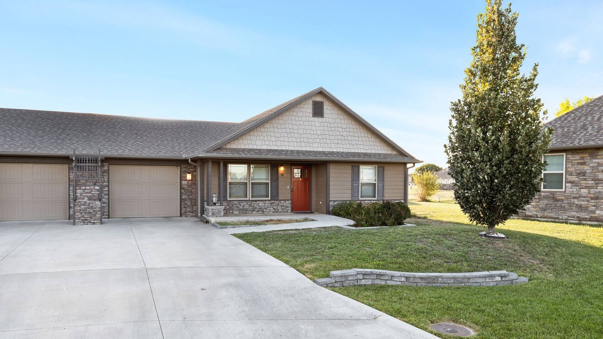 Hutchinson House | Newly remodeled duplex Unit B, centrally located duplex, perfect for you!