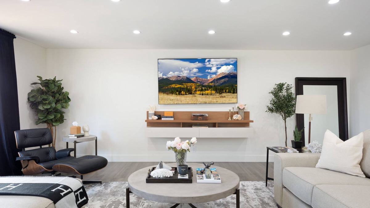 Sunland-Tujunga House | Newly Remodeled Gated House w/Pool