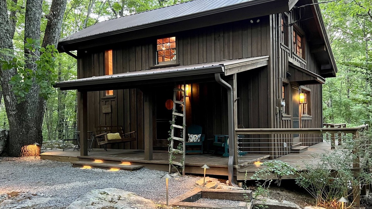Fort Payne House | Newly Remodeled Gorgeous Authentic Cabin Near DeSoto Park