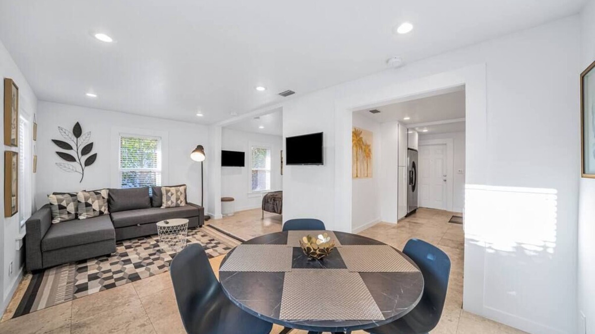 Southwest Coconut Grove House | Newly Remodeled Grove Bay | 1/1 Cottage