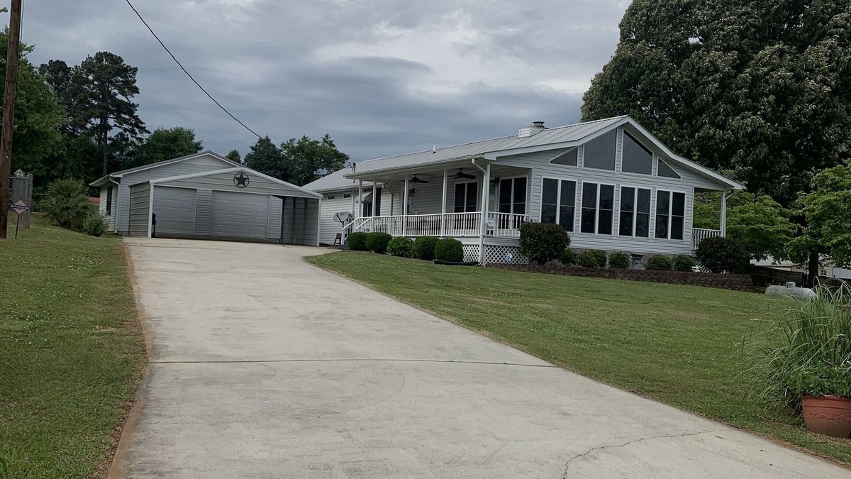 Leesburg House | Newly Remodeled Home across the road from Weiss Lake