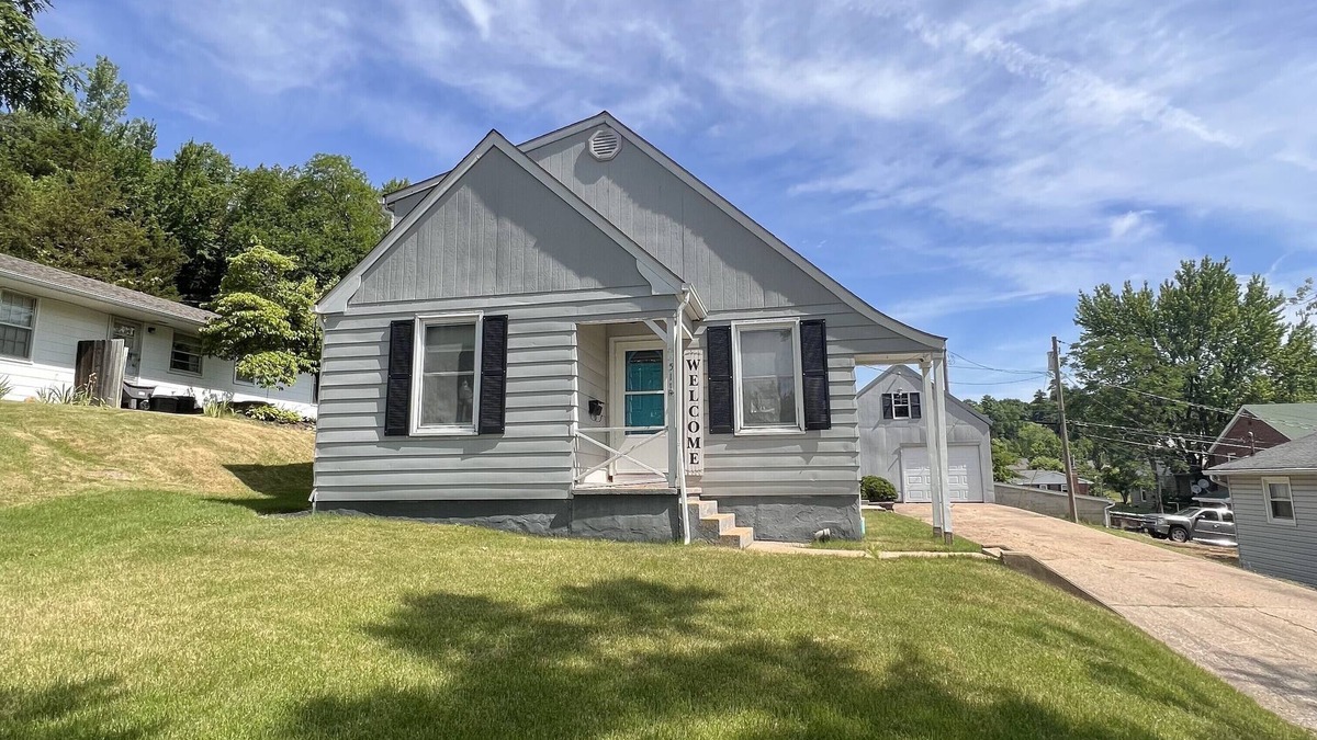 Hermann House | Newly remodeled home in Historic Hermann Wine Counrtry.