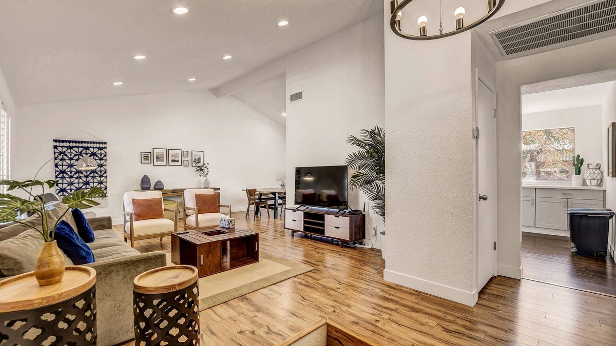 Las Vegas House | Newly Remodeled Home With King Size Bedroom - 3 Miles From The Strip