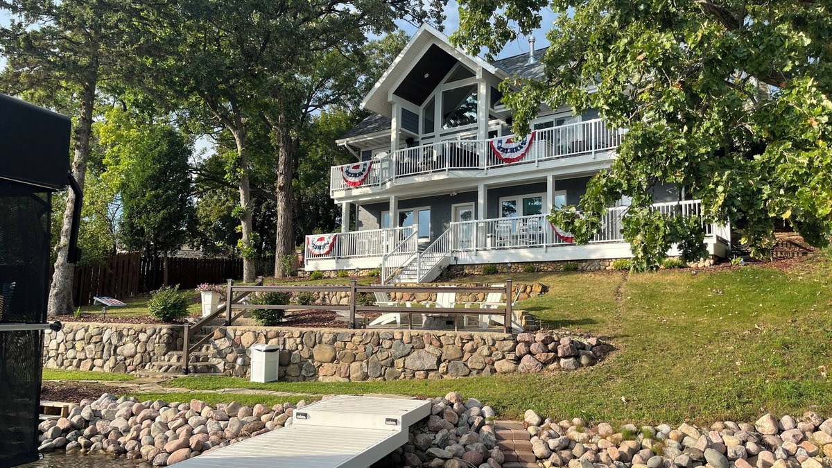 Lauderdale Lakes House | Newly remodeled Lauderdale Lakes waterfront home-hot tub, sauna, pickleball!