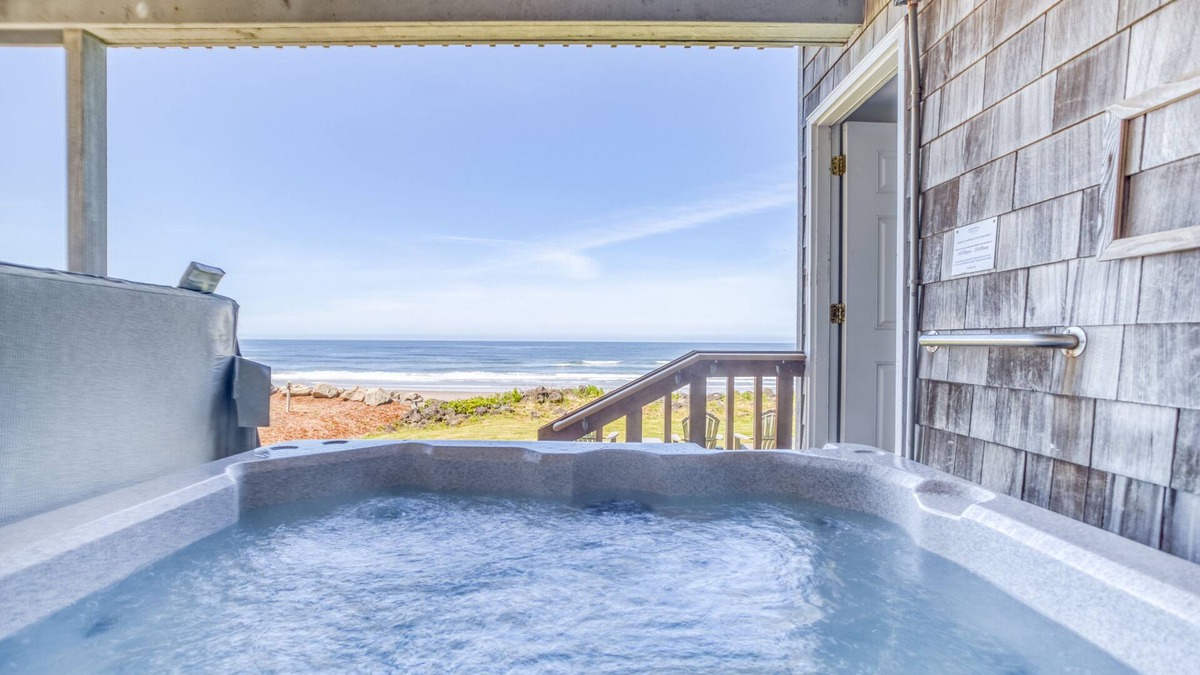 Roads End House | Newly Remodeled Ocean Front Home In Road's End w/Fabulous Amenities!