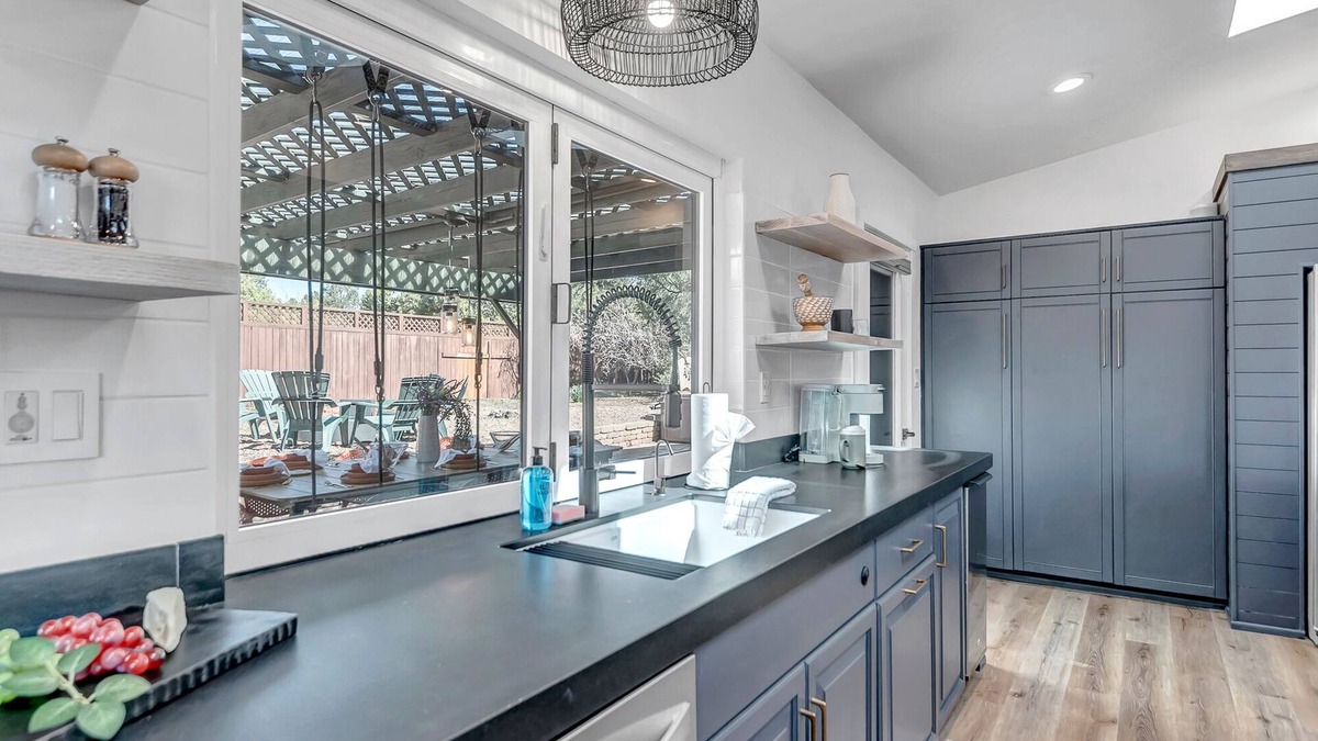 West Sedona House | Newly Remodeled, Private Hot Tub, Spacious Backyard- Sleeps 10 + Close to Dining and Shopping!