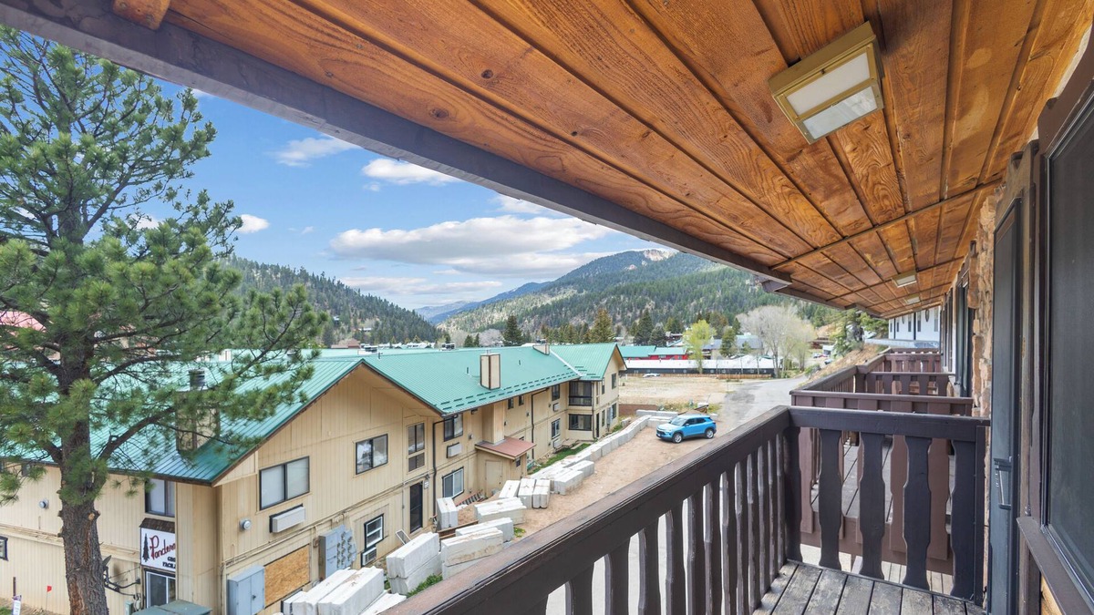 Red River House | Newly remodeled "Slope View Retreat", In Town, Mountain Views, WIFI