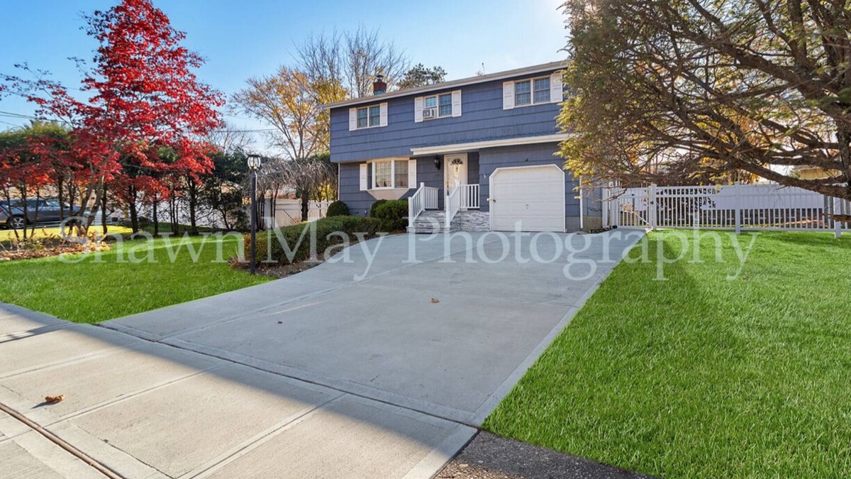 Wheatley Heights House | NEWLY RENOVATED MODERN 4BR, 3BTH COLONIAL HOME 2 LEVELS AC Near All, NYC Access