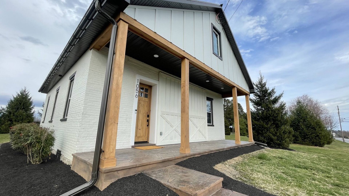 Manheim House | Newly renovated 1800’s one room schoolhouse with modern comforts and a hot tub!