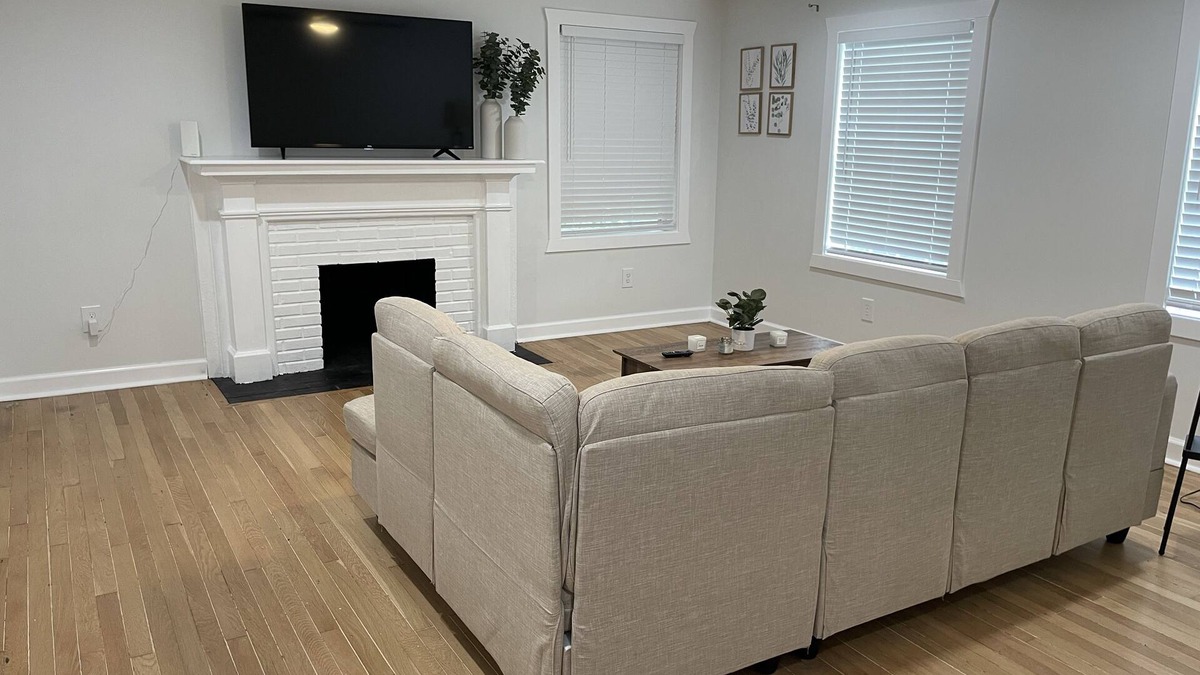 South Hyde Park House | Newly renovated 2 bed unit
