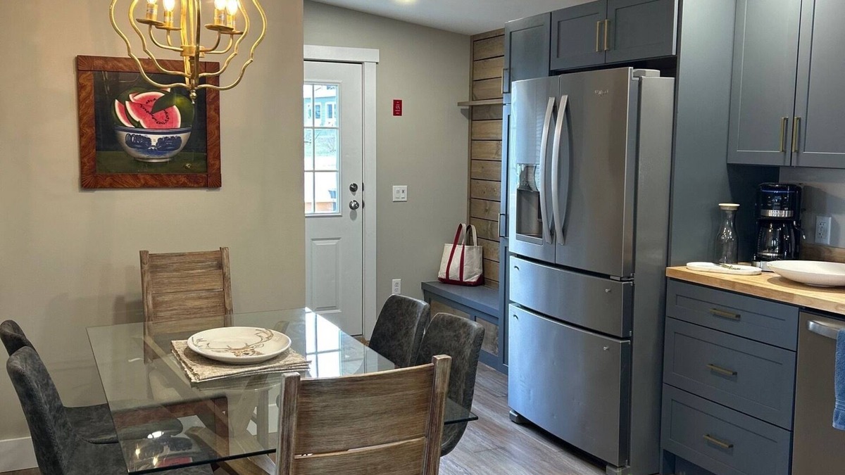 Colchester Cottage | Newly Renovated 2-bedroom cottage in Colchester with Beach Access, WiFi, AC