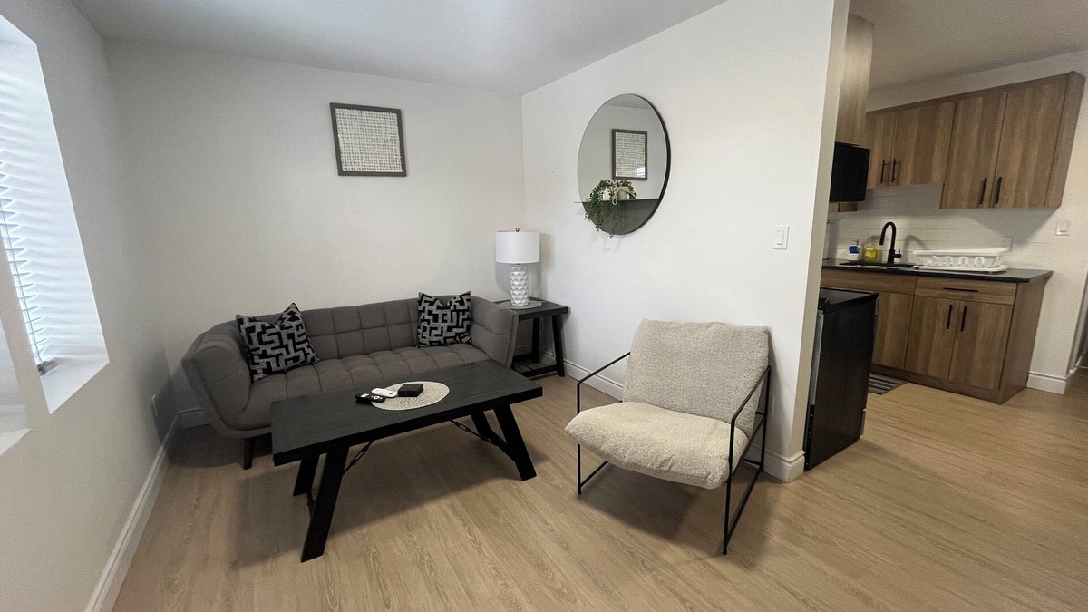 Walkerville Apartment | Newly renovated 2 bed 1 bath #UPPER floor unit