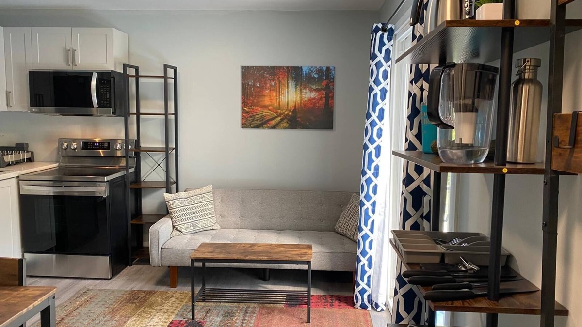 Leslieville Apartment | Newly Renovated 2-Bedroom Oasis