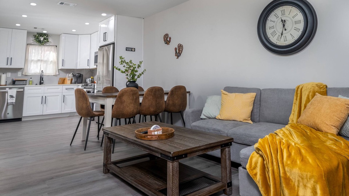 Oakwood House | Newly Renovated 2ba/2 Private Baths Rustic Oakwood Townhouse