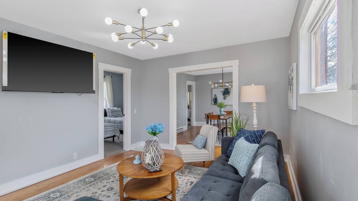Westside Apartment | Newly Renovated 2BR Apt Near SU, Zoo, Destiny USA & Downtown