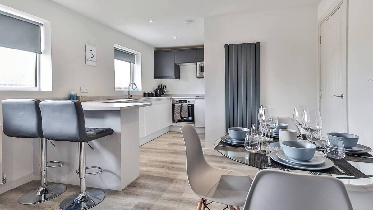 Sheffield Apartment | Newly Renovated 3 bed 2 bath Apartment & Parking