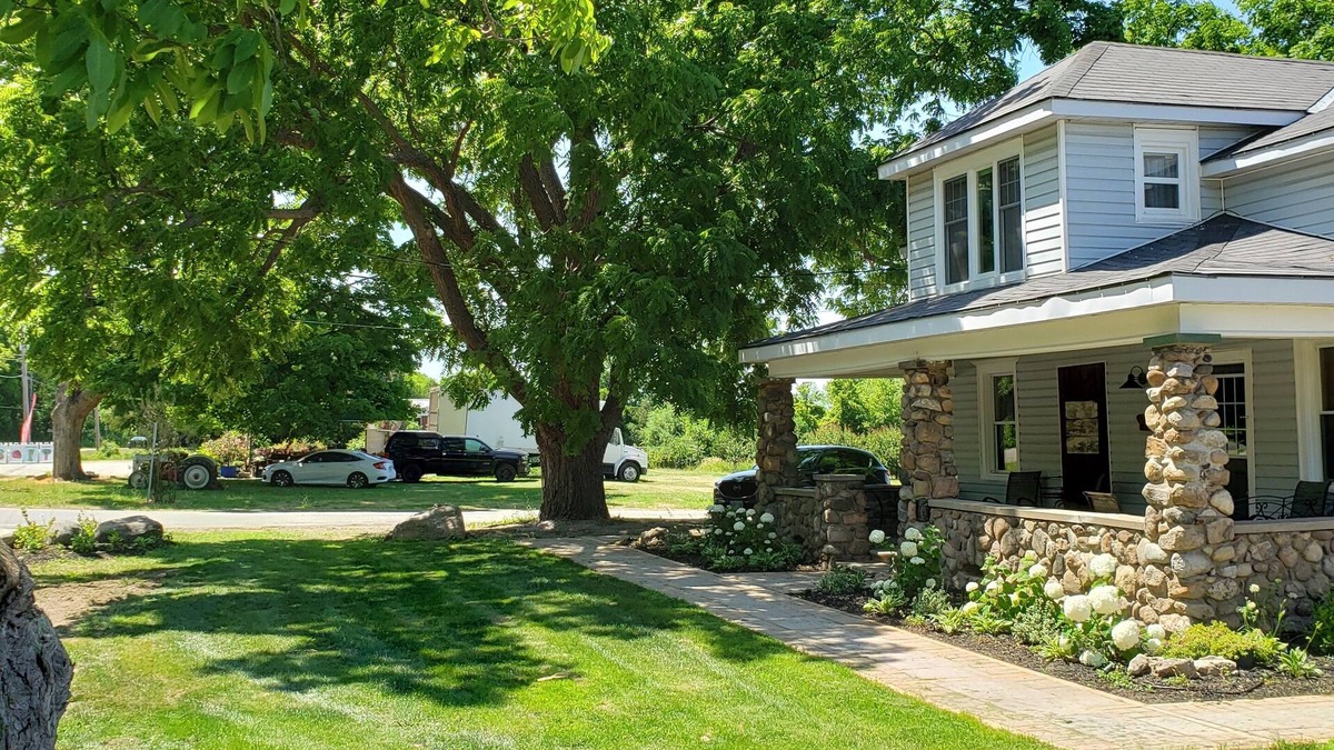 Beamsville House | Newly renovated, 3 bedroom with ensuites, in vineyard farm house. Spacious.