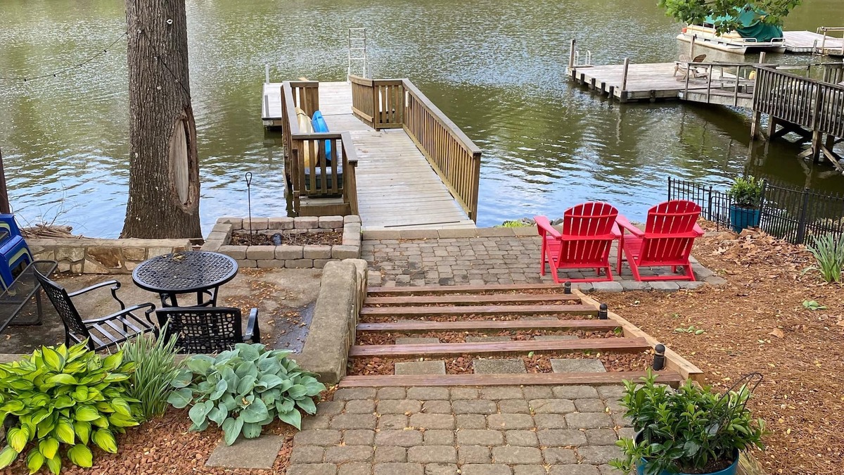 Southmont House | Newly Renovated 3BR, 2BA, pet friendly, with 3 kayaks, boat ramp nearby