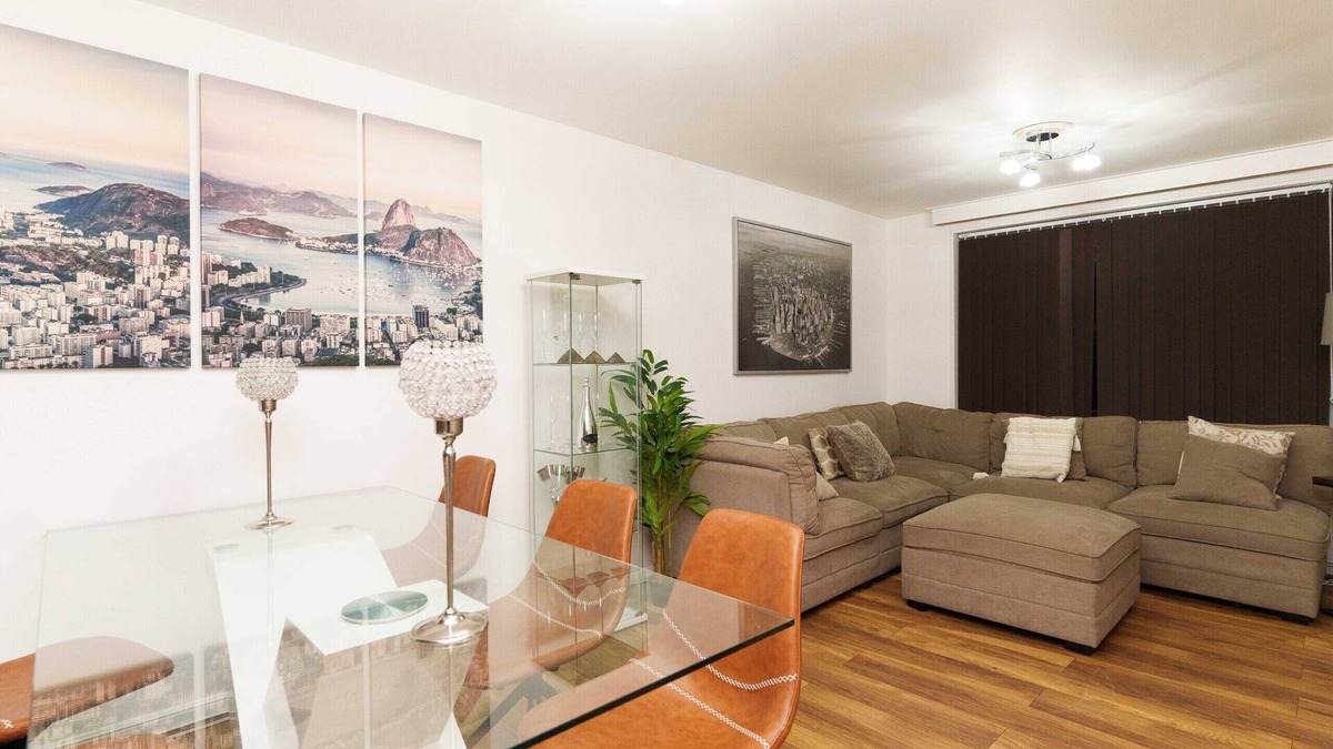 Chapeltown House | Newly renovated 6 bedroom house Sleeps 10 in Leeds